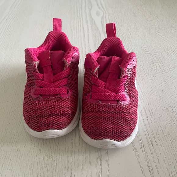 Child's Pink/Red Nike Air Max Motion LW (TDV) Sneaker Sz 4c - Picture 2 of 6